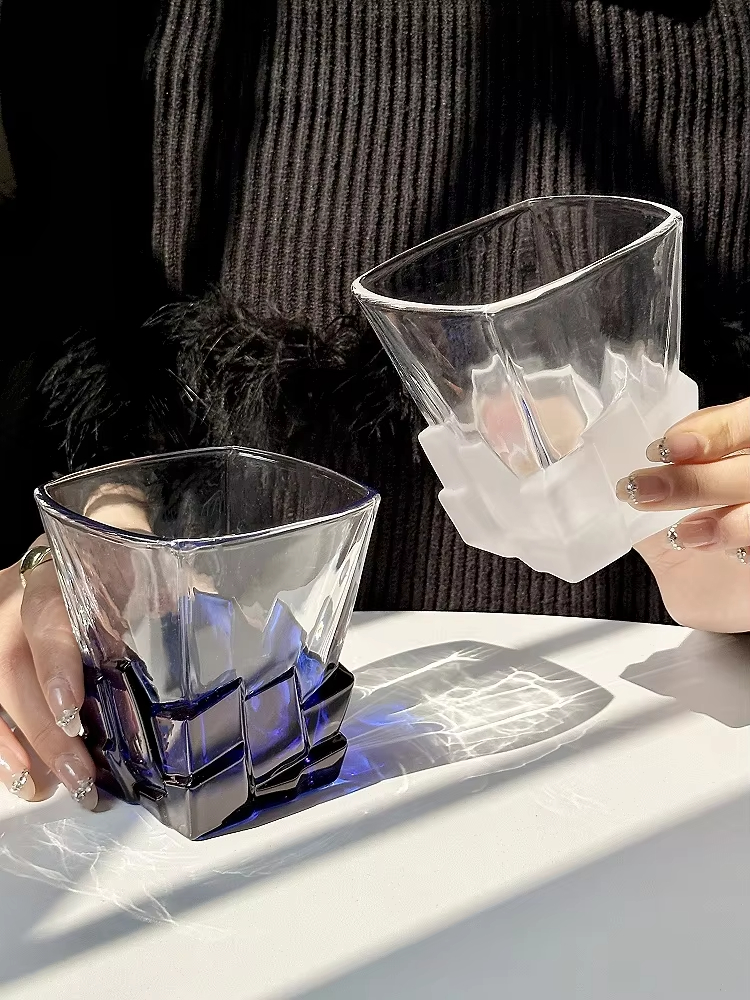 Space Gold Ice Cube Cup Artist - Wine In Beer Glass recensione e prezzo